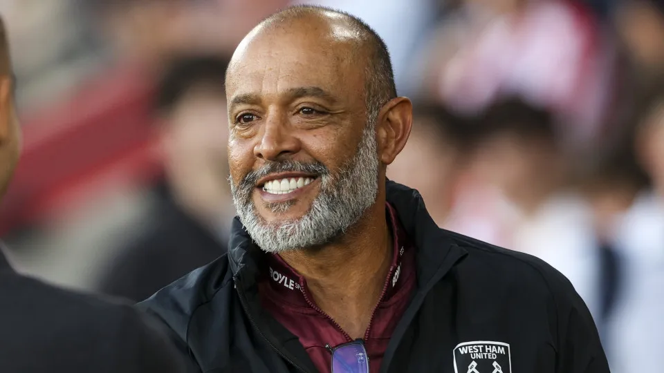 Nuno Espírito Santo é eleito treinador do mês no Championship