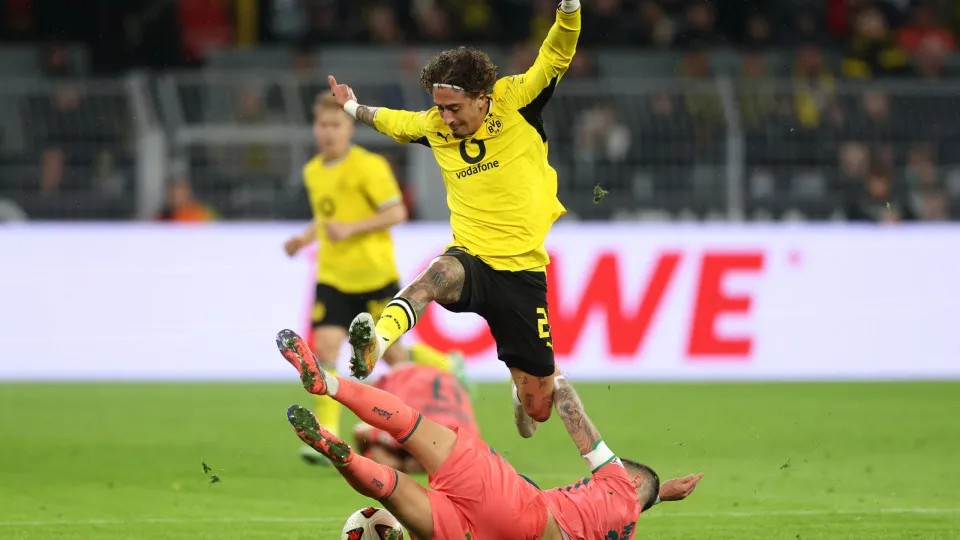 Borussia Dortmund empata com Werder Bremen e perde liderança na Bundesliga
