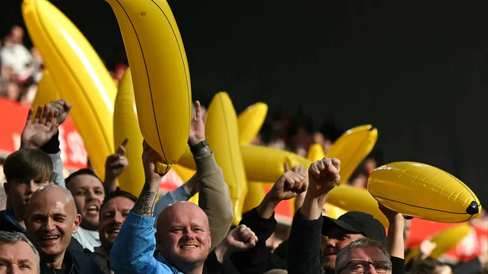Adeptos do Manchester City usam bananas insufláveis em jogo contra o Liverpool