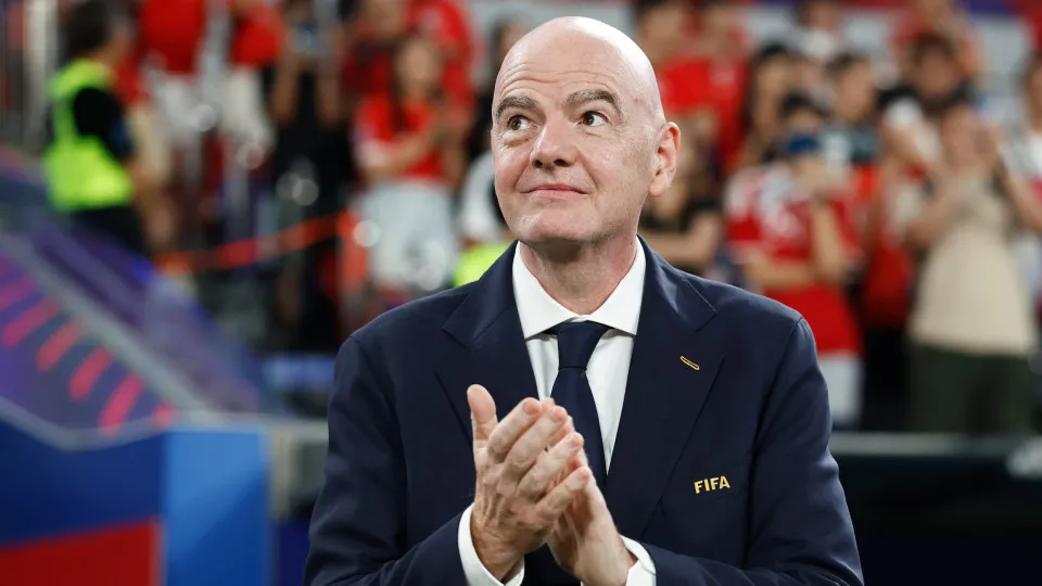 Gianni Infantino expressa arrependimento, mas não responde a críticas na FIFA