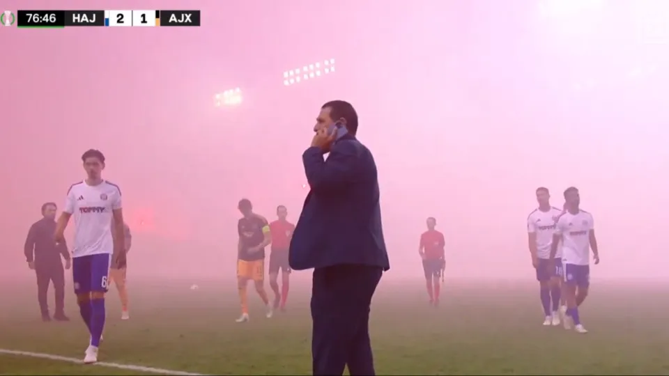 Interrupção no jogo Hajduk Split-Ajax devido a pirotecnia