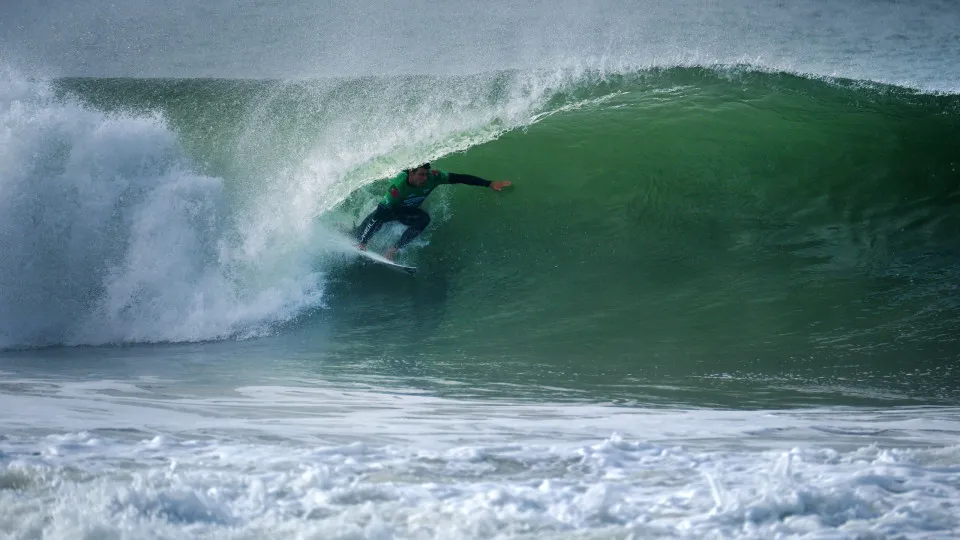 Guilherme Ribeiro avança nos quartos de final do Mundial de Surf em Peniche