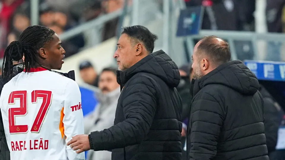 Rafael Leão se lesiona após 16 minutos em campo contra o Genclerbirligi