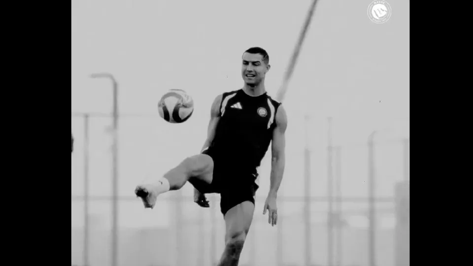 Cristiano Ronaldo exibe sorriso e habilidade em treino do Al Nassr