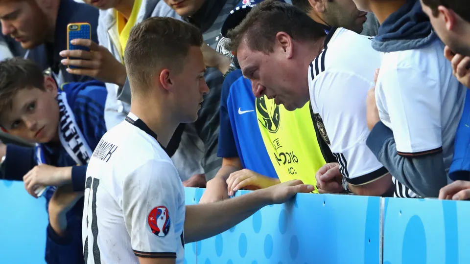 Joshua Kimmich se afasta do Bayern Munique após a morte do pai