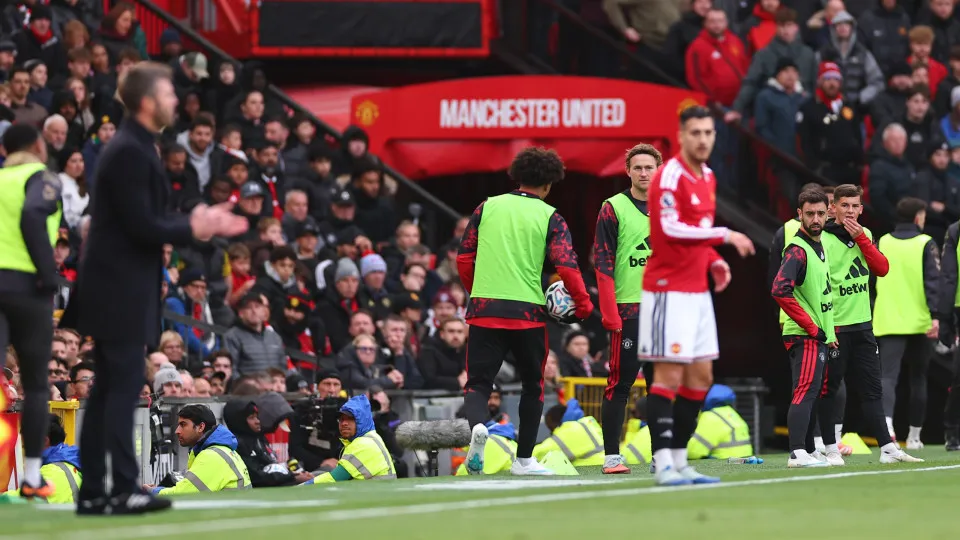 Bruno Fernandes no banco durante derrota do Manchester United para o Bournemouth