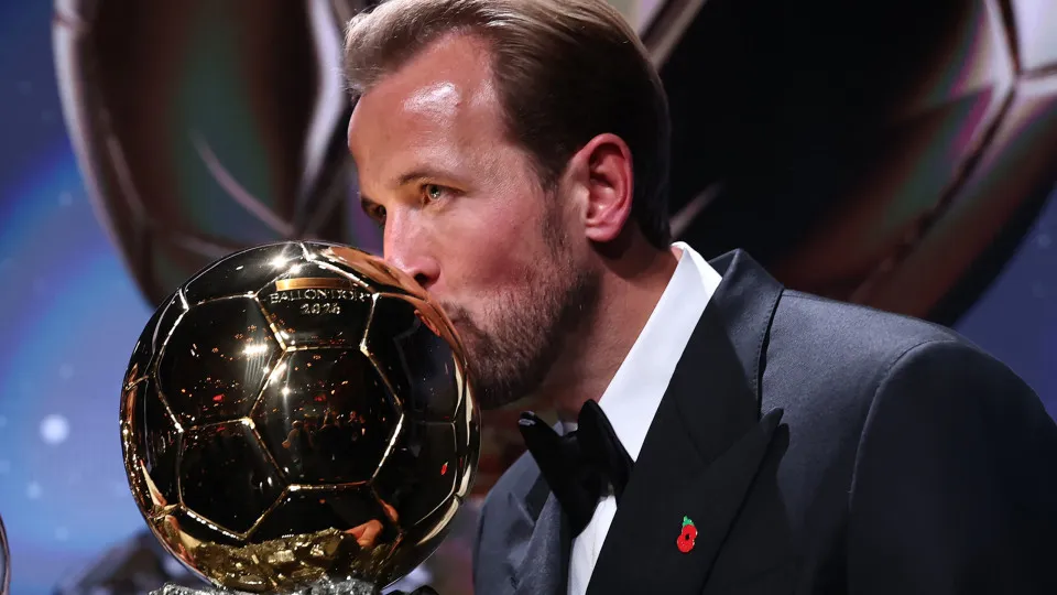 Harry Kane recebe a Bola de Ouro 2026 em Londres