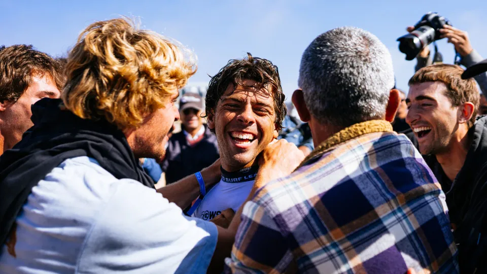 Guilherme Ribeiro se prepara para a final do campeonato nacional de surf em Peniche
