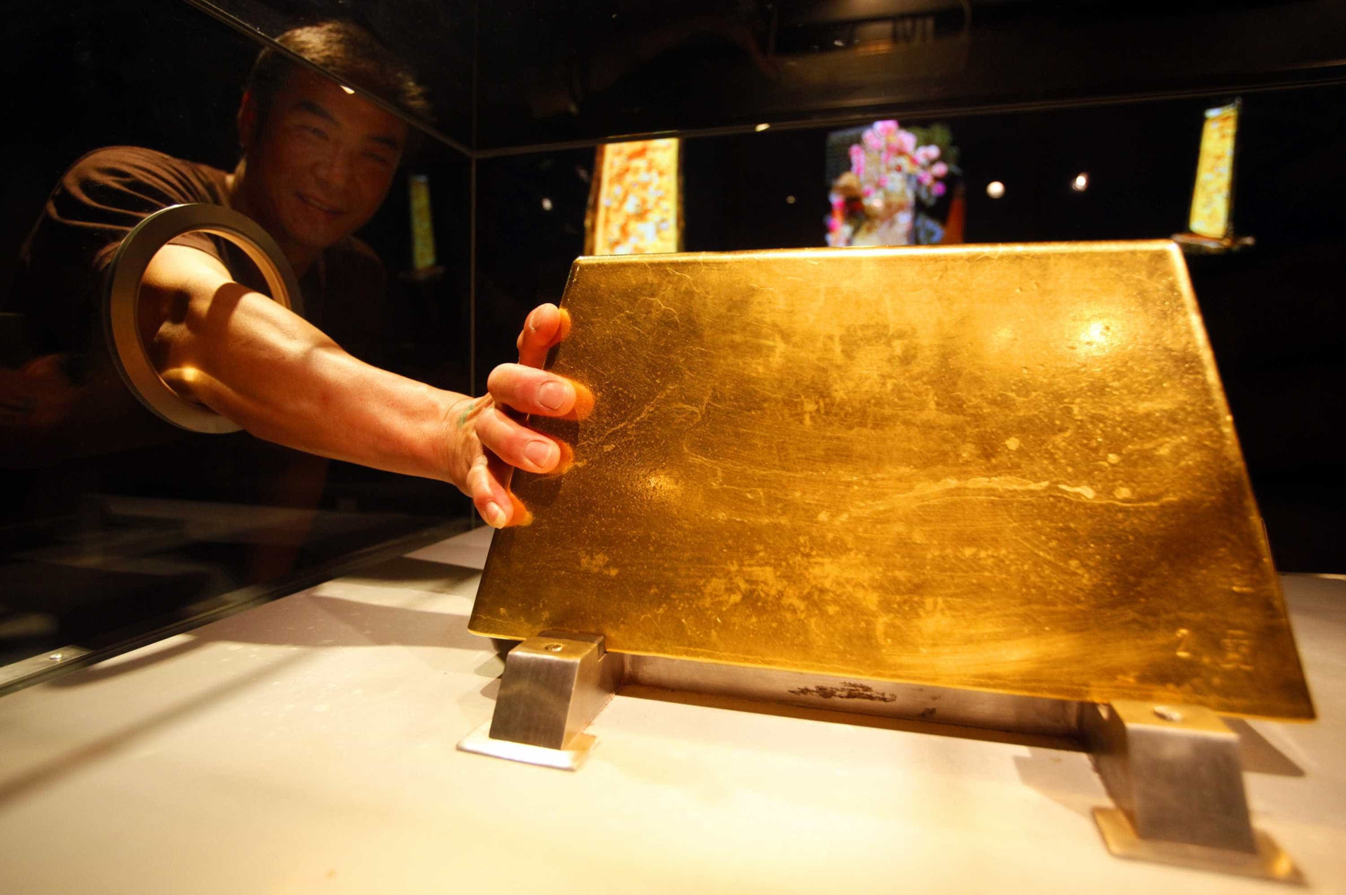 Куб золота весит. Самый большой слиток золота в мире весит. Самый тяжёлый слиток золота в мире весит. Самый большой слиток золота в мире с весом 250 кг. Огромный кусок золота.