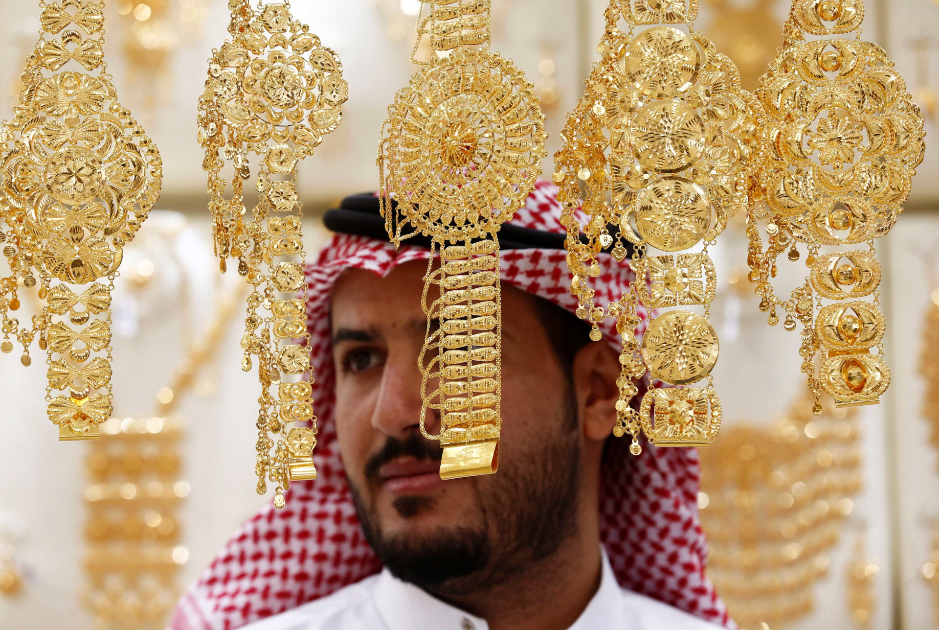 Разговор арабское золото. Золотой рынок Gold Souk. Арабские украшения. Золотые украшения в Дубае. Золотые украшения в Саудовской Аравии.