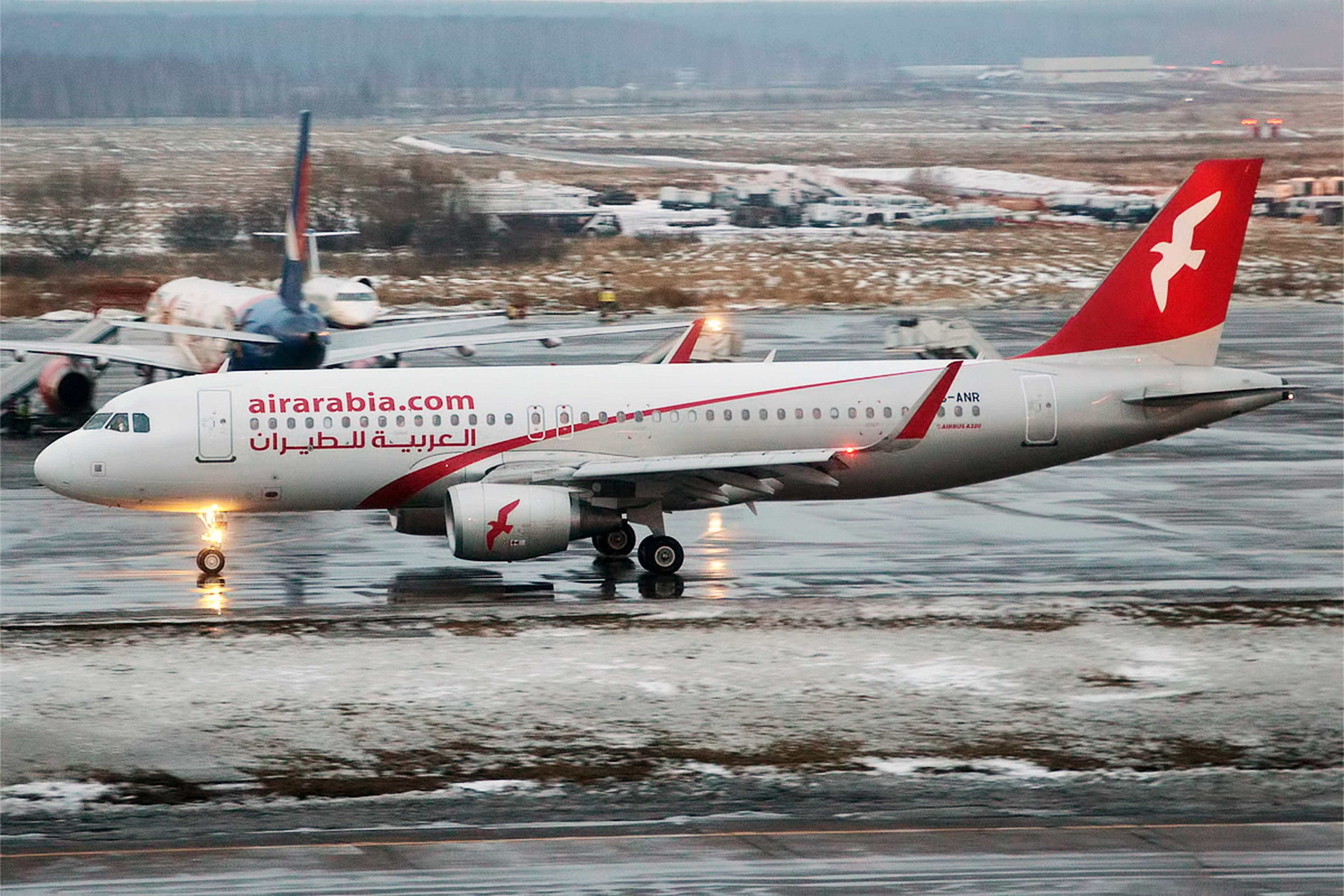 Эйр арабия. Air Arabia a320. Airbus a320-214. Airbus a320 - 214 экипаж. Airbus a320 Air Arabia.