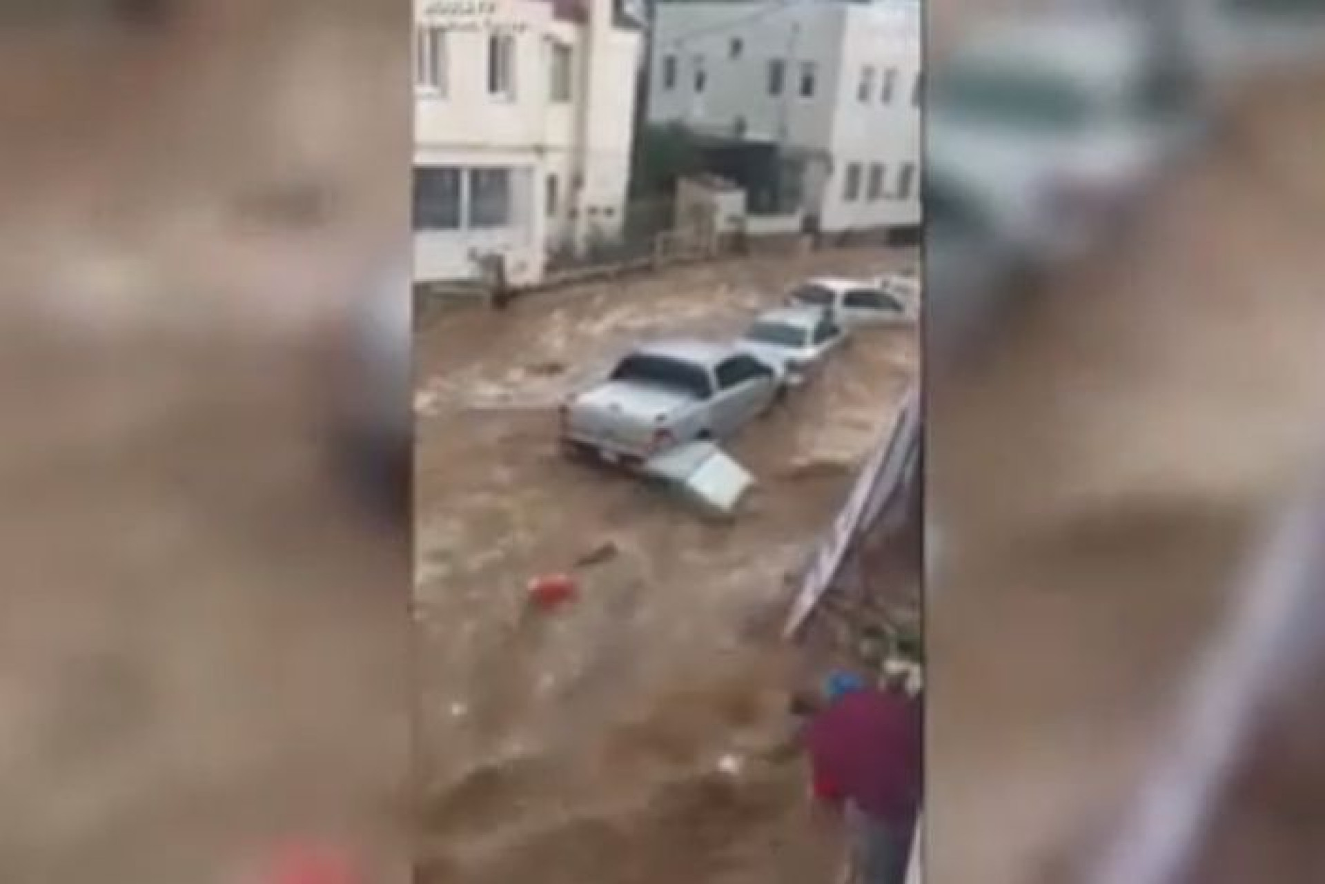 Chuva forte inunda cidade turística na Turquia