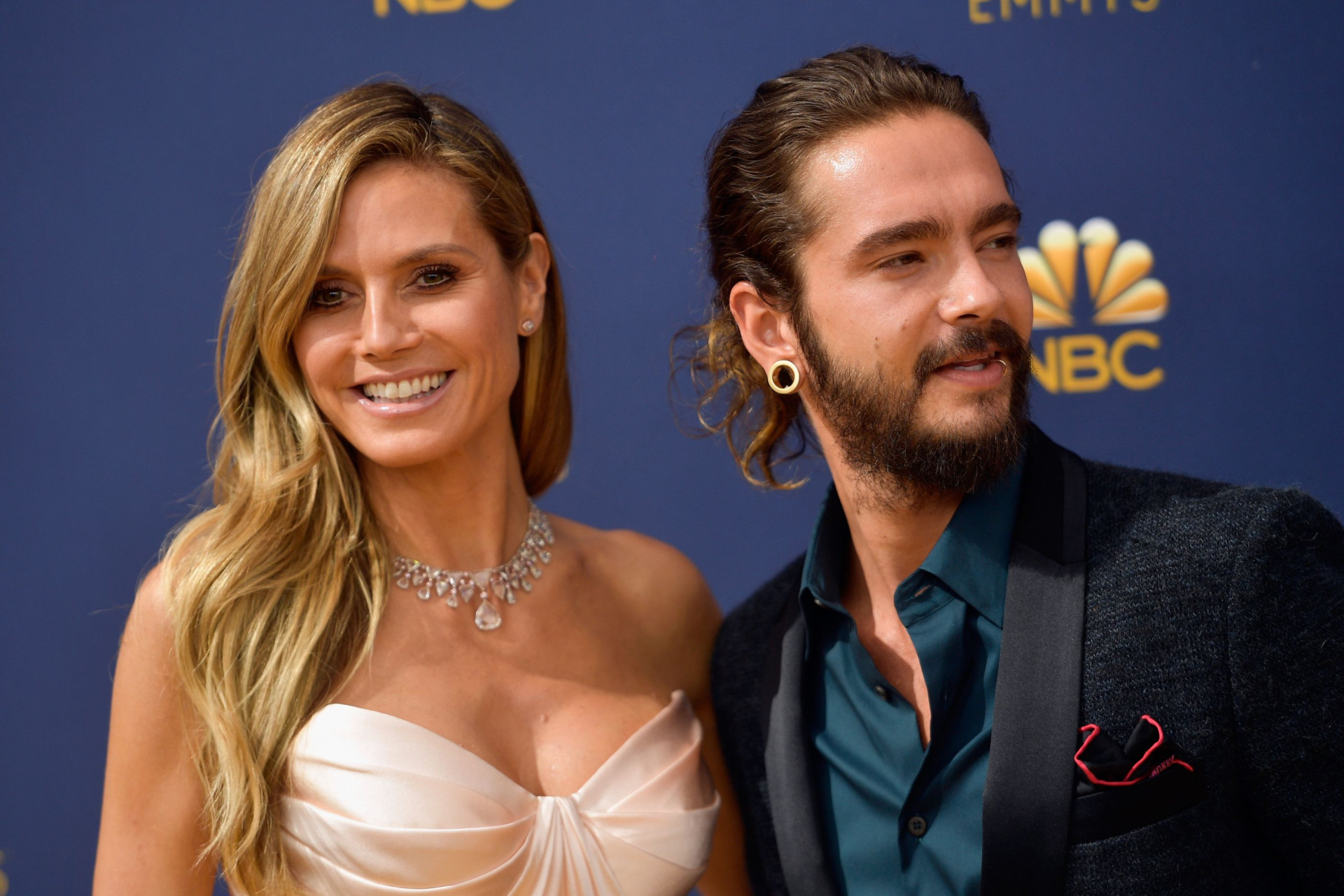 Heidi Klum faz topless na praia ao pé do marido... e do cunhado