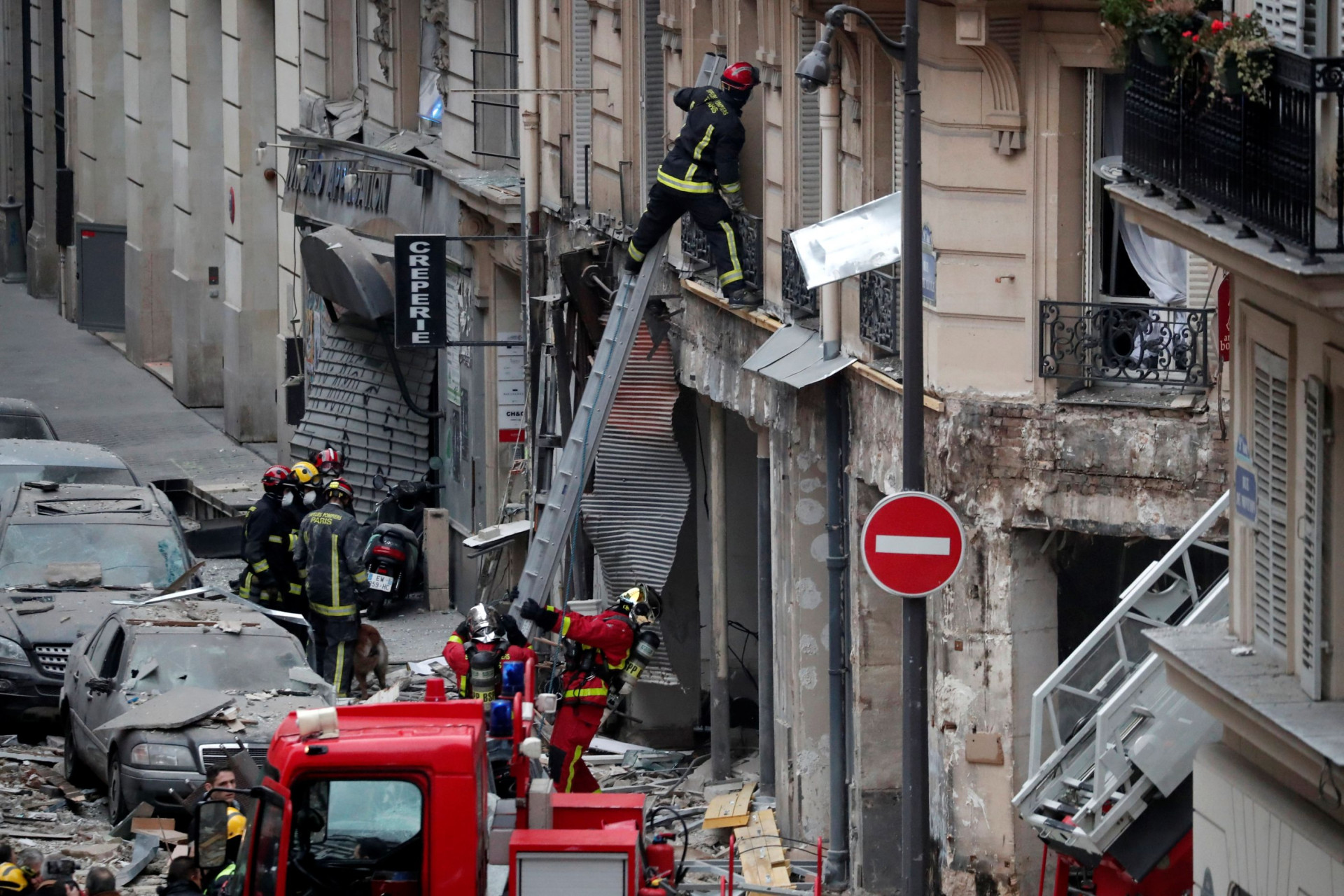 Explosão abalou manhã parisiense. Veja as imagens