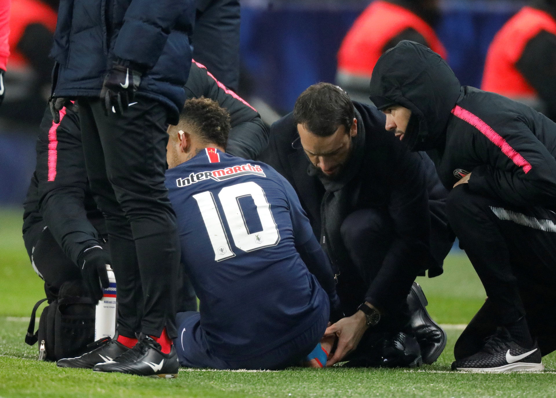 Neymar de regresso ao pesadelo das lesões: Brasileiro foi para o hospital