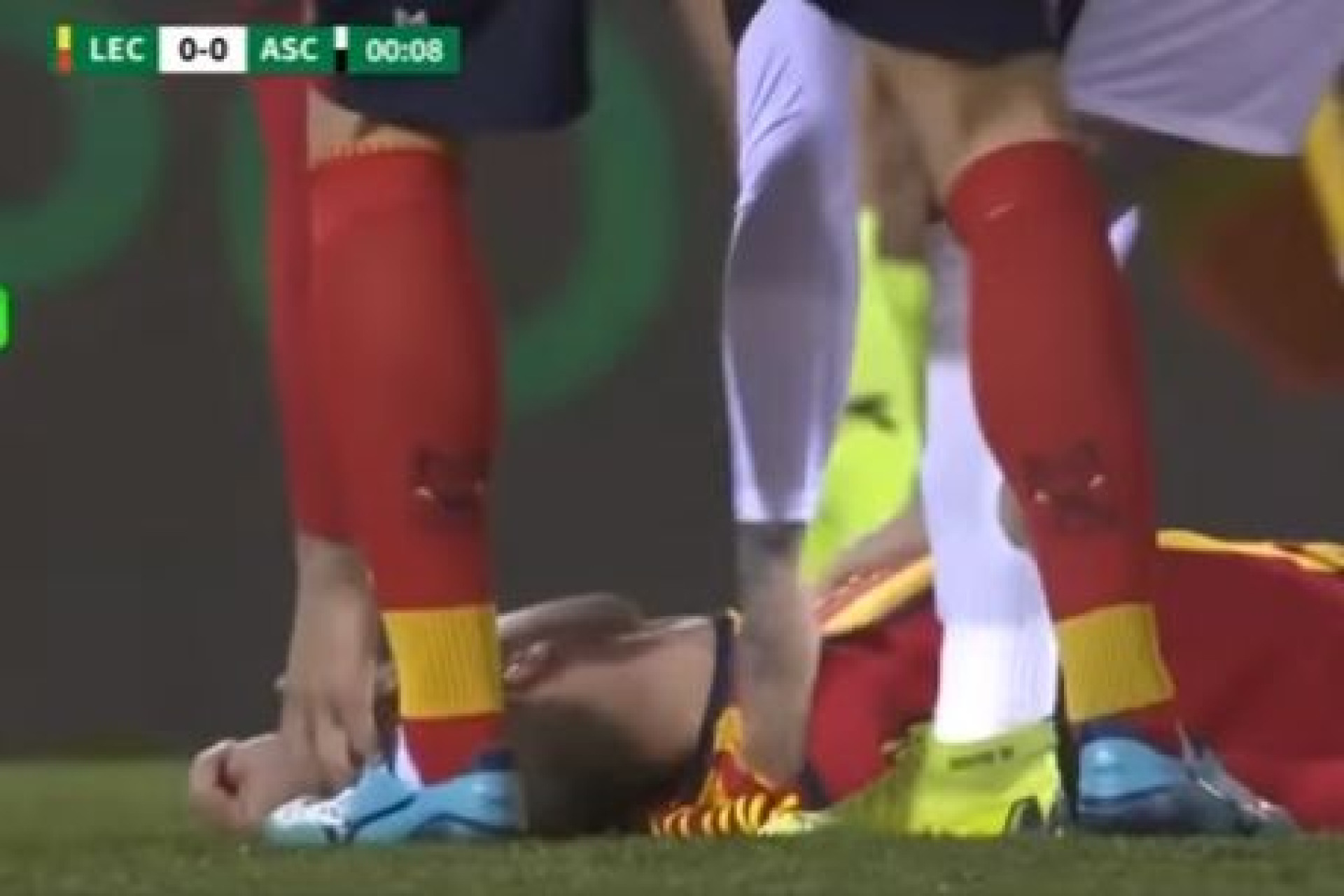 Pânico em Itália: Jogador cai inanimado em campo e o jogo é adiado