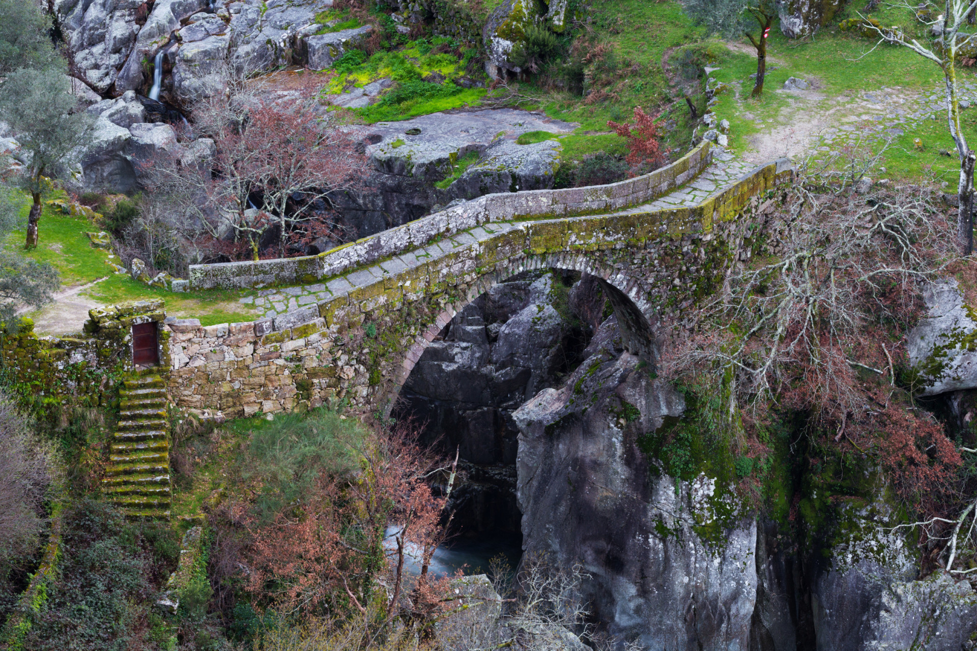 Tem coragem para atravessar a lendária 'Ponte do Diabo'? Fica em Portugal