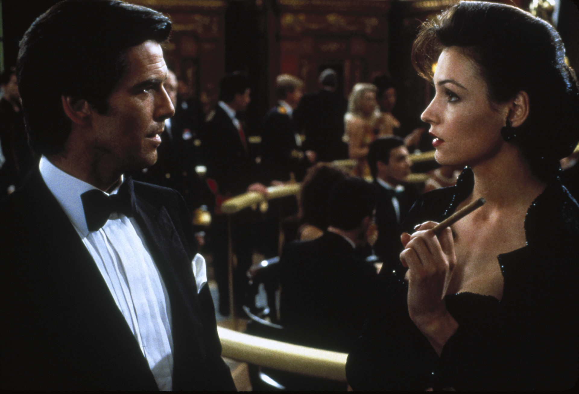 James bond goldeneye. Пирс Броснан с Фамке Янссен в Goldeneye (1995). Золотой глаз 1995 Фамке Янссен. Пирс Броснан 007 золотой глаз. Джеймс Бонд 1995.