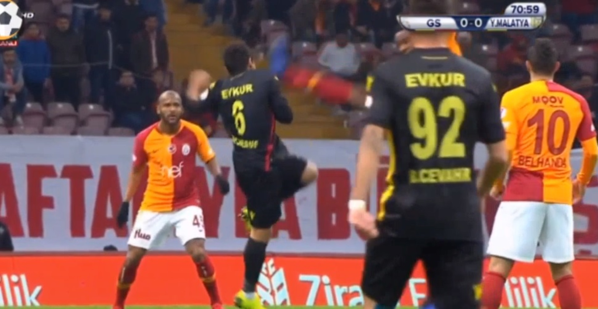 Jogador do Galatasaray foi expulso após este golpe... de karaté
