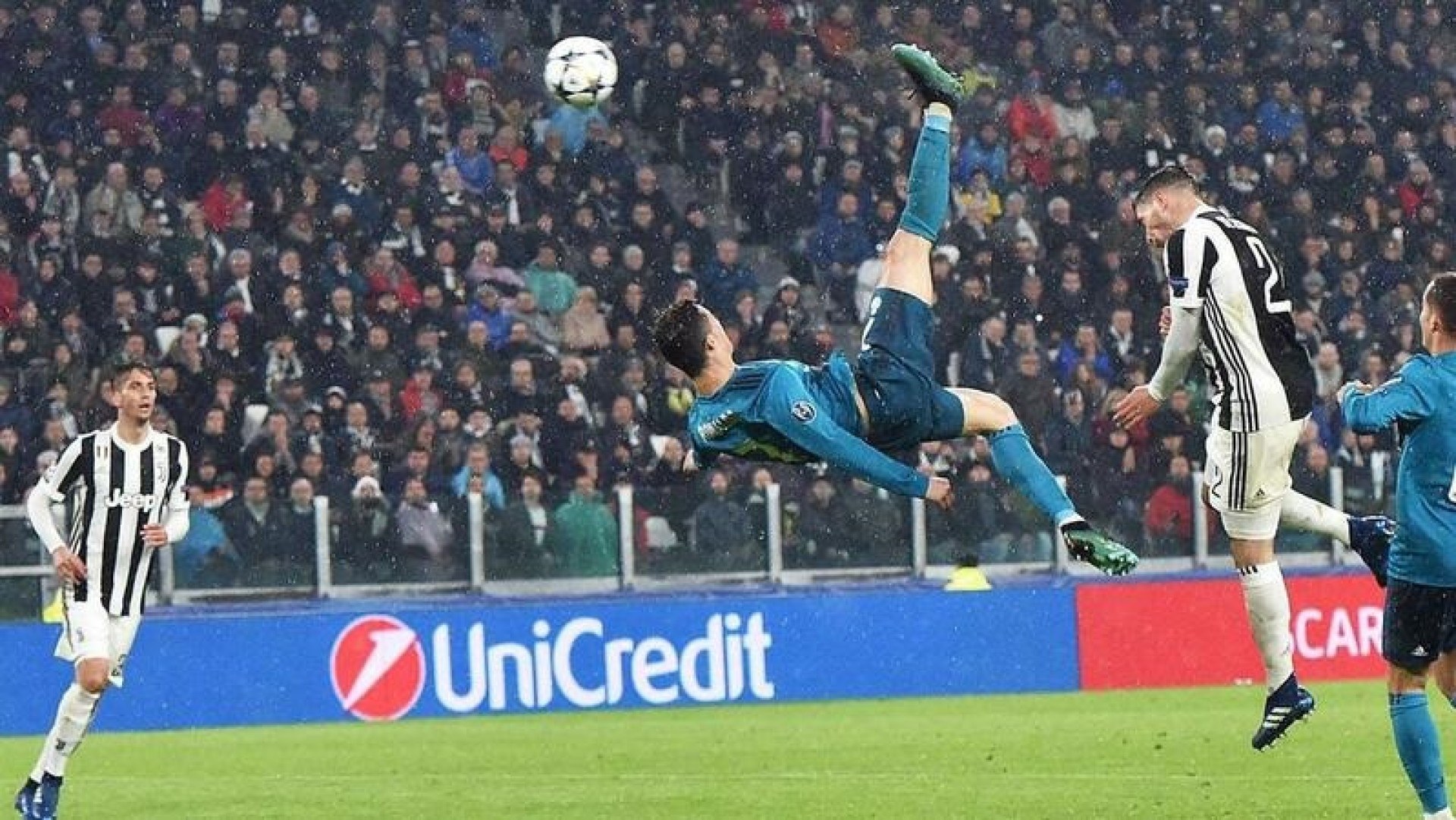 UEFA recorda o dia em que o mundo parou graças a CR7. Foi há 1 ano...