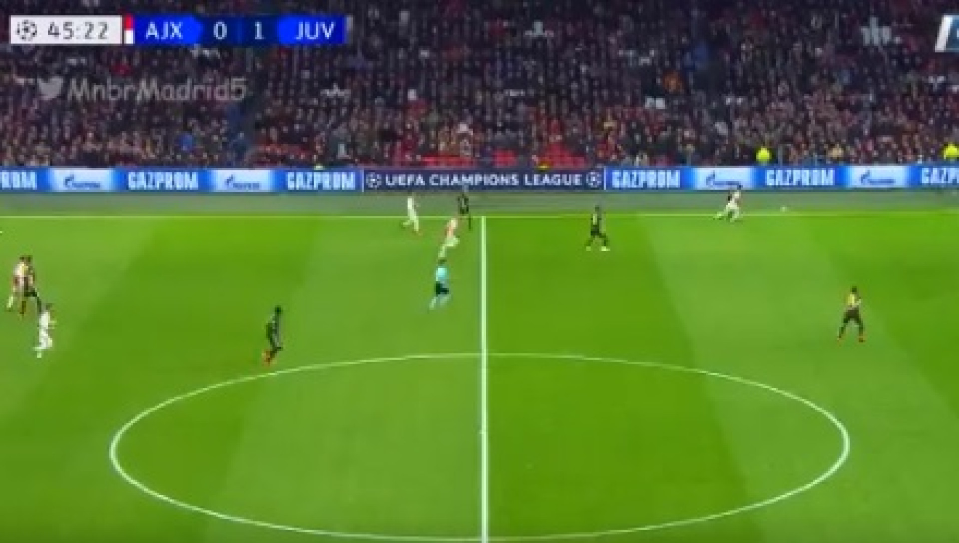Cancelo 'borra a pintura' e abre caminho para igualdade do Ajax