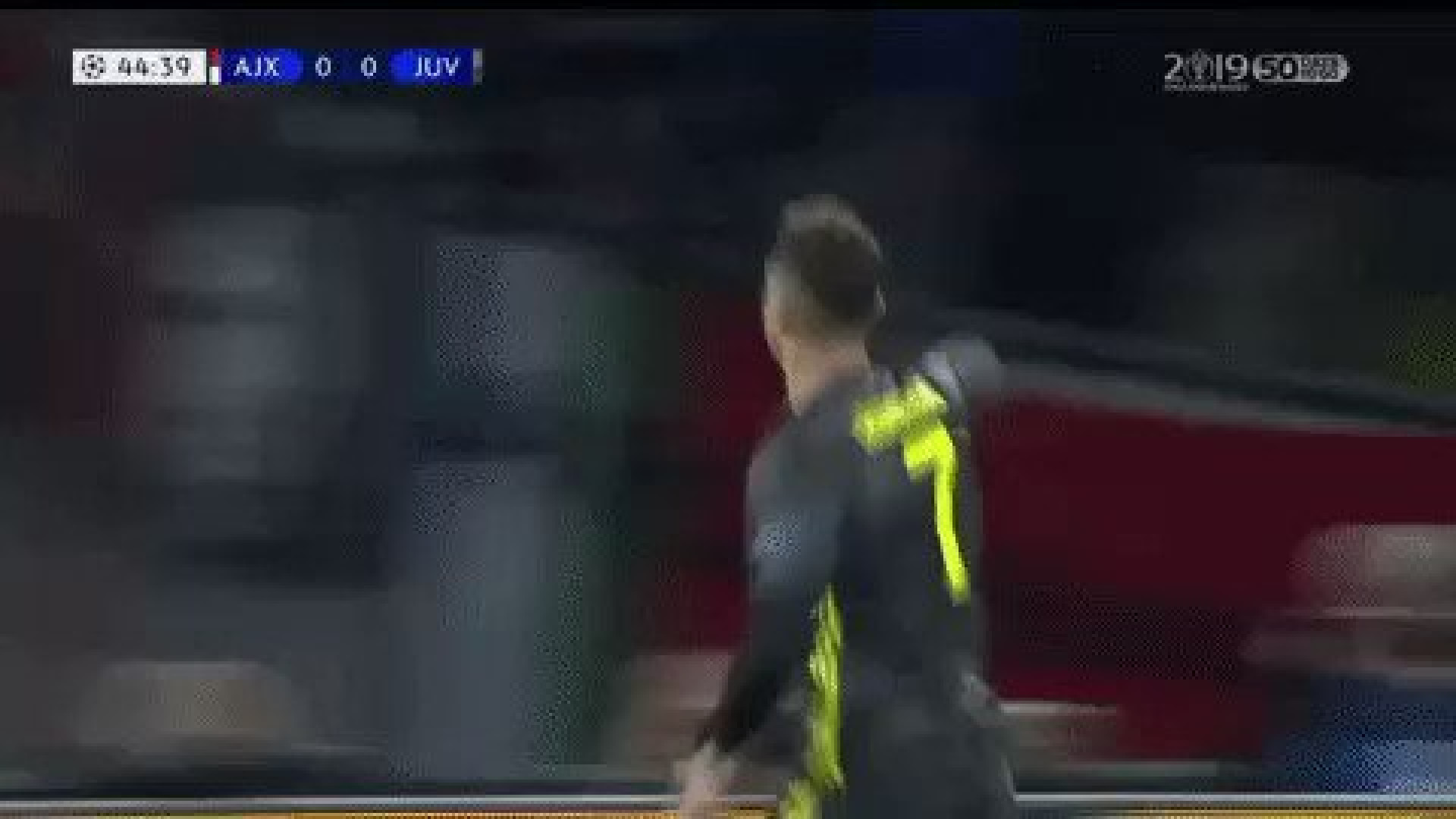 Adeptos do Ajax atiram copos a Ronaldo durante festejos de golo