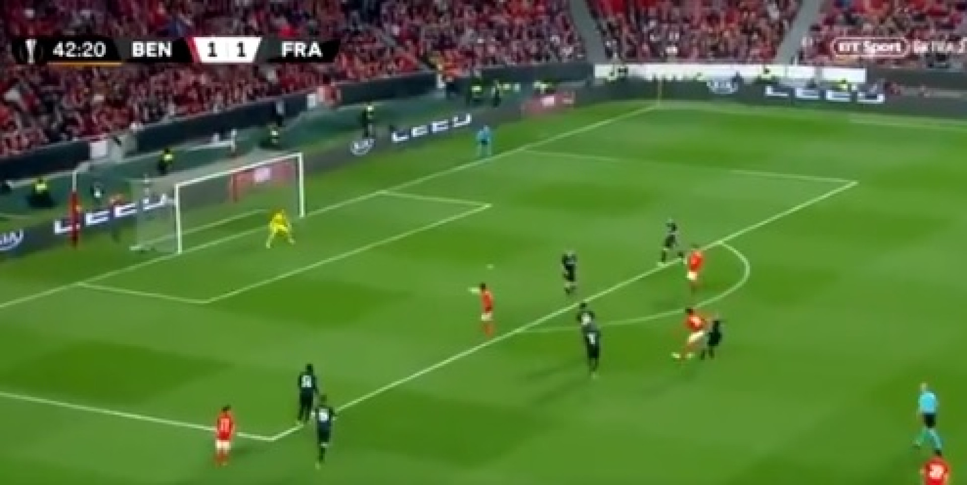 João Félix dispara míssil, bisa e põe Benfica em vantagem no marcador
