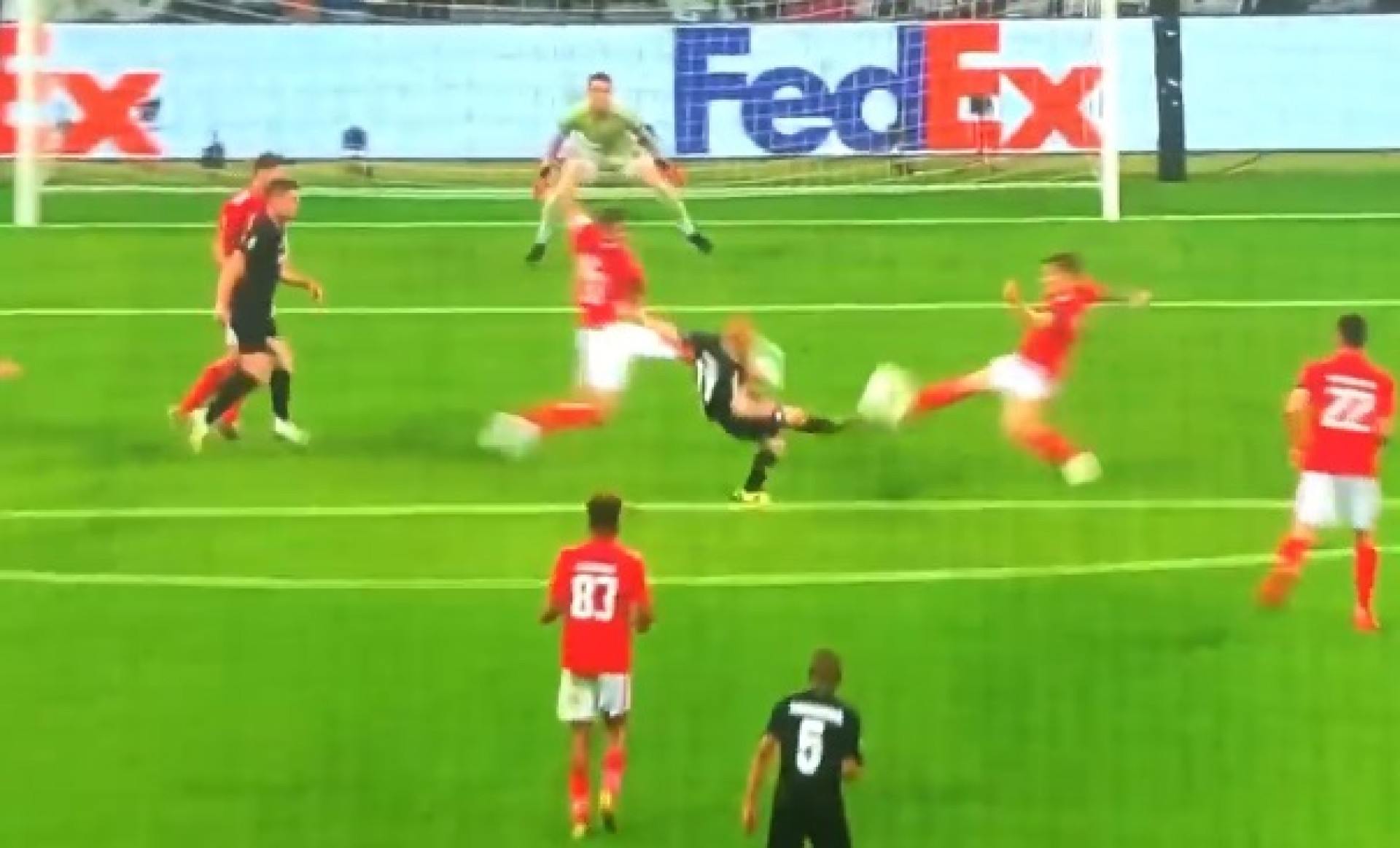 Rode aproveita erro defensivo e põe Frankfurt na frente da eliminatória
