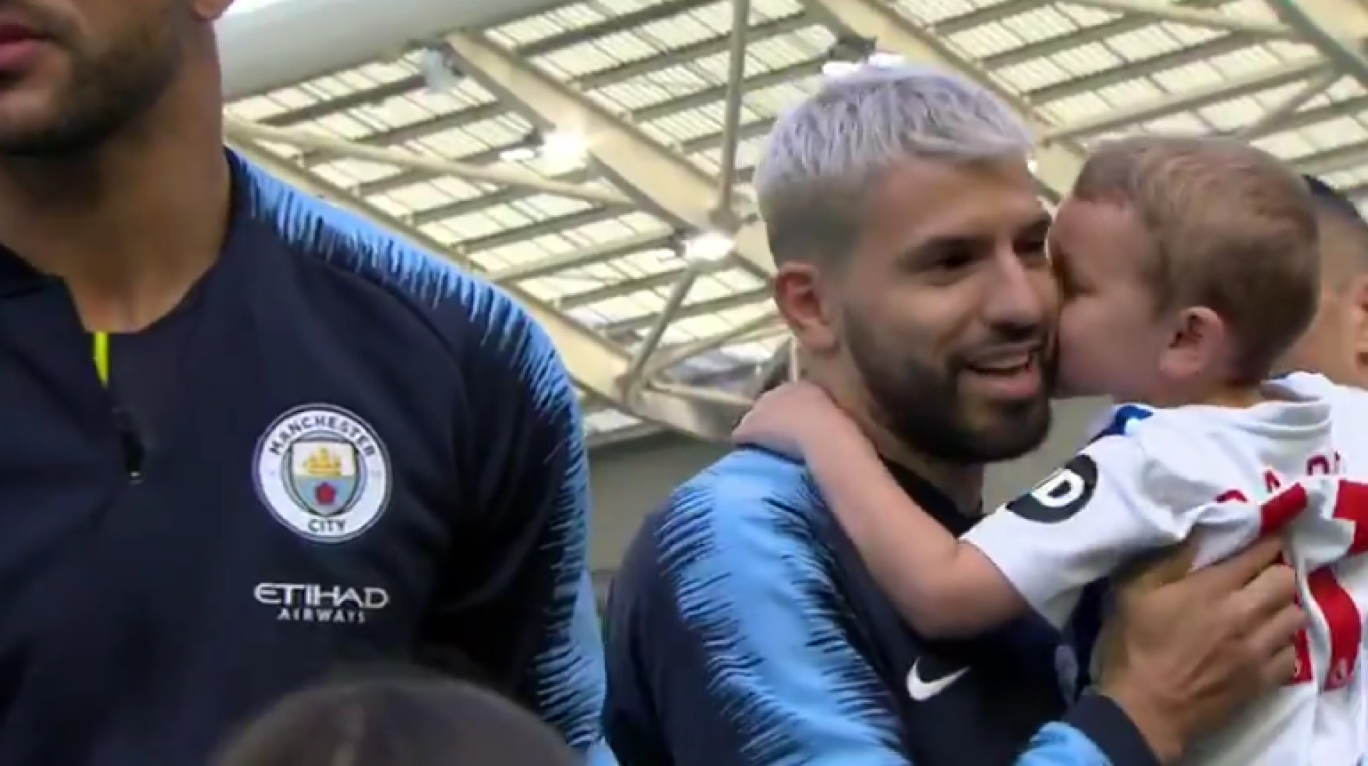 Gesto de filho de jogador do Brighton deixou Aguero de sorriso aberto