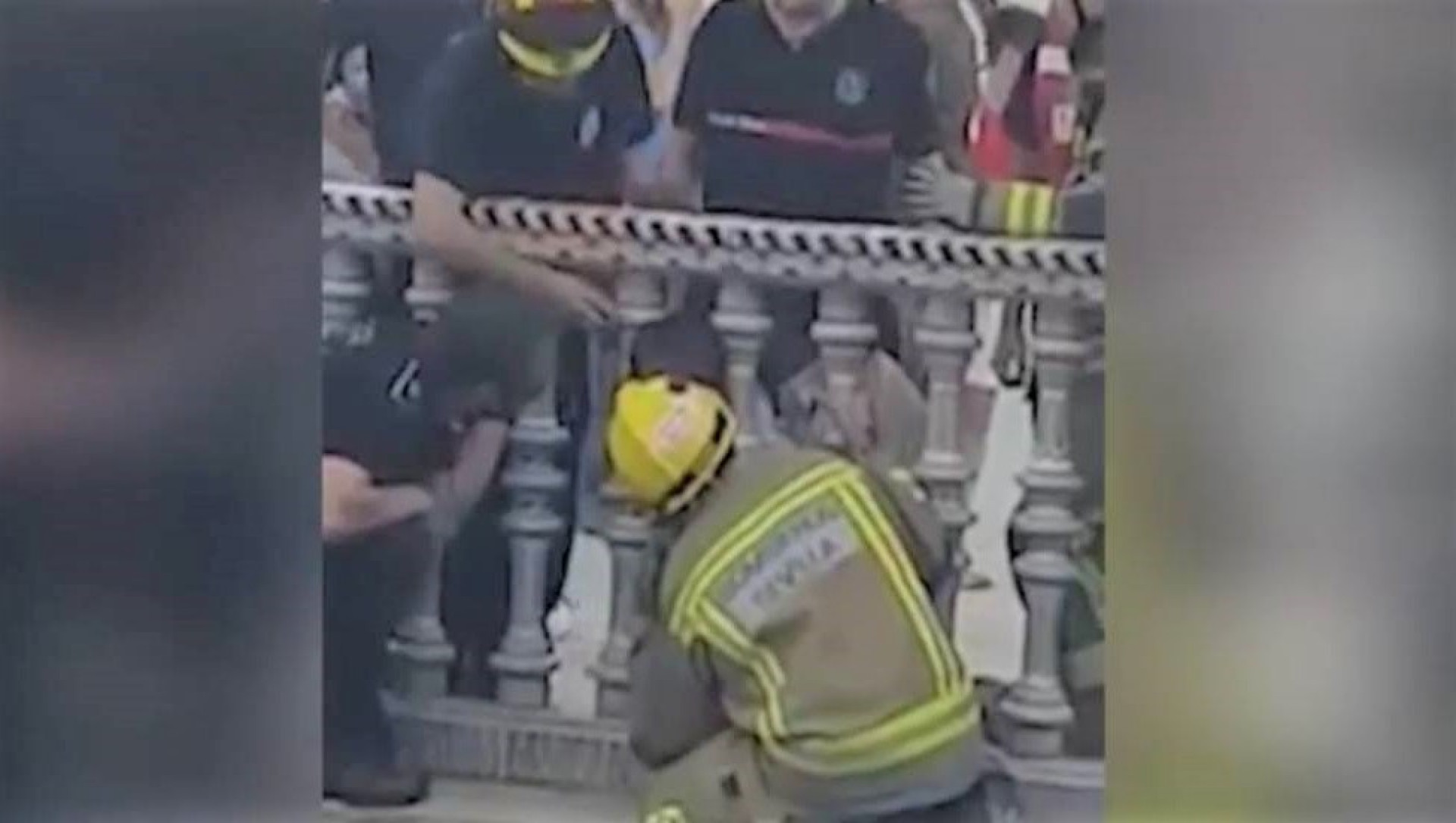 Bombeiros resgatam criança com cabeça presa entre pilares em Sevilha
