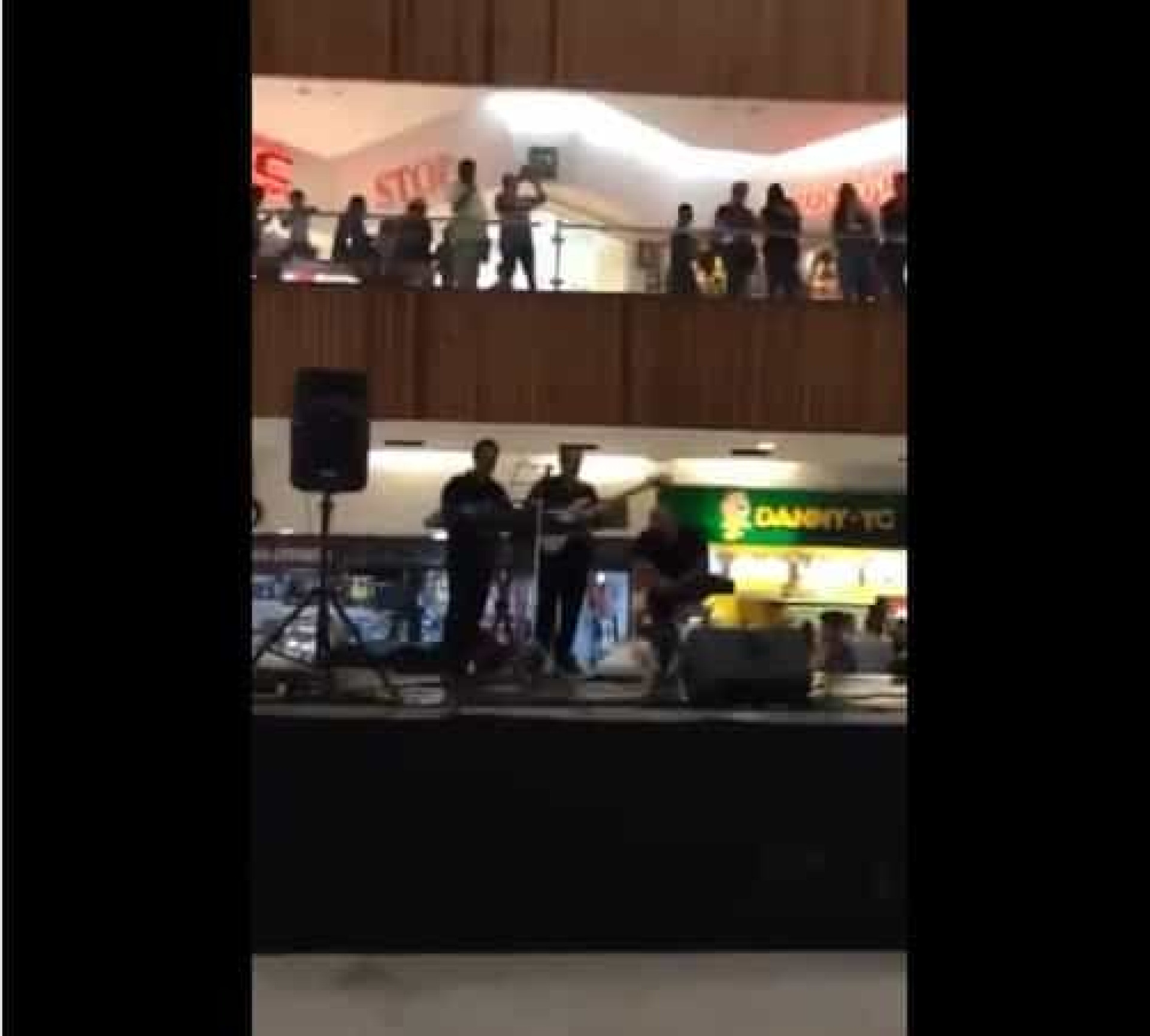 Banda toca tema de 'Titanic' enquanto centro comercial sofre inundação