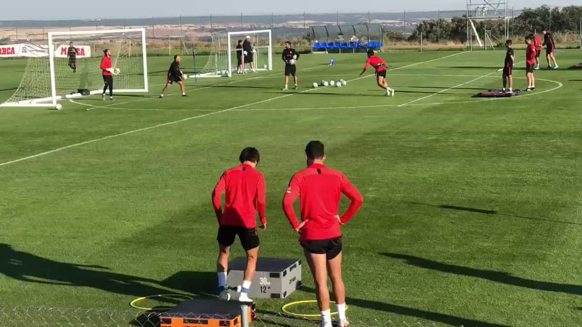 Diego Costa torna-se 'professor' de Félix durante treino do Atlético