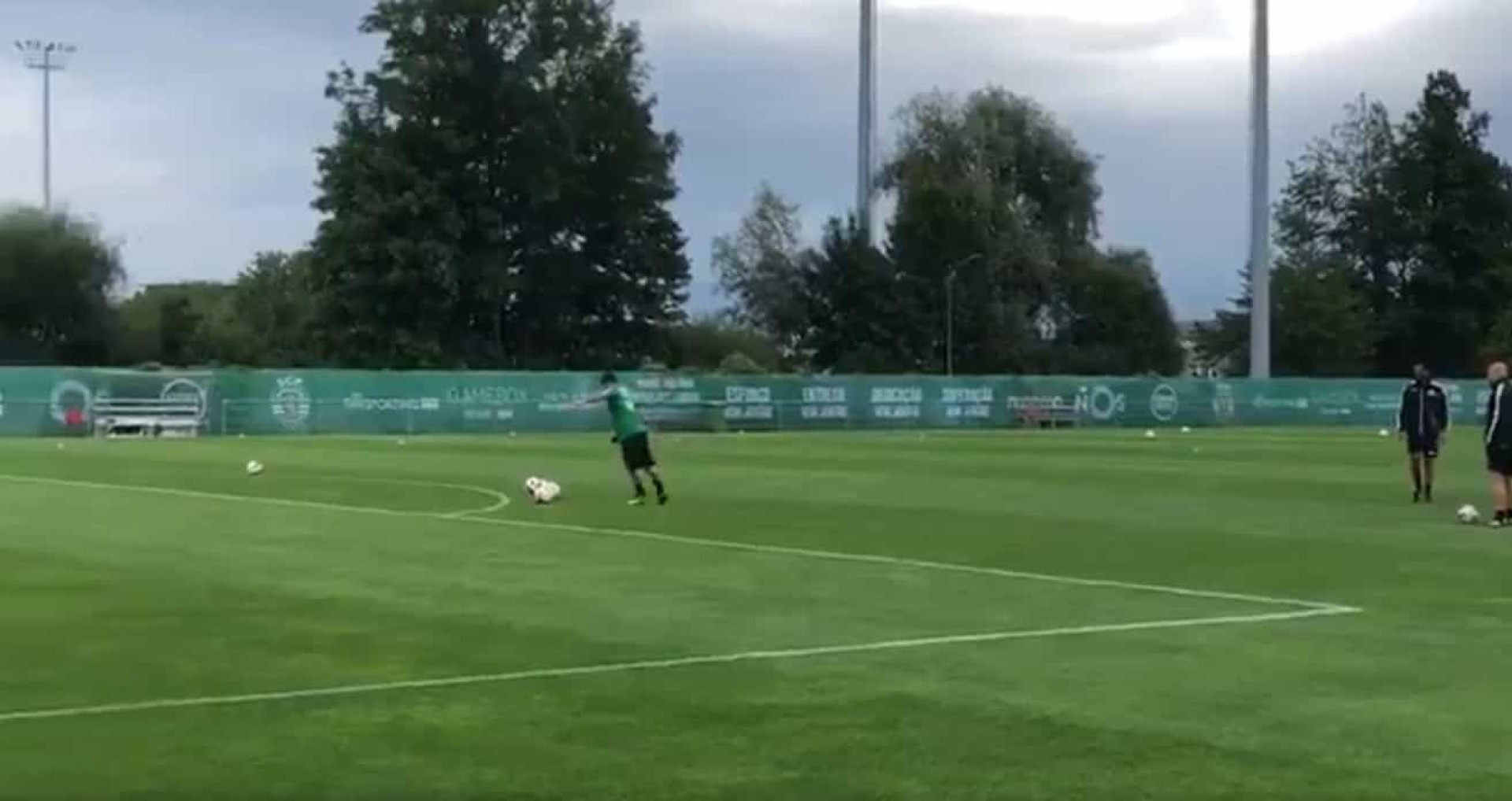 Paulinho foi a estrela do treino do Sporting com este desafio...