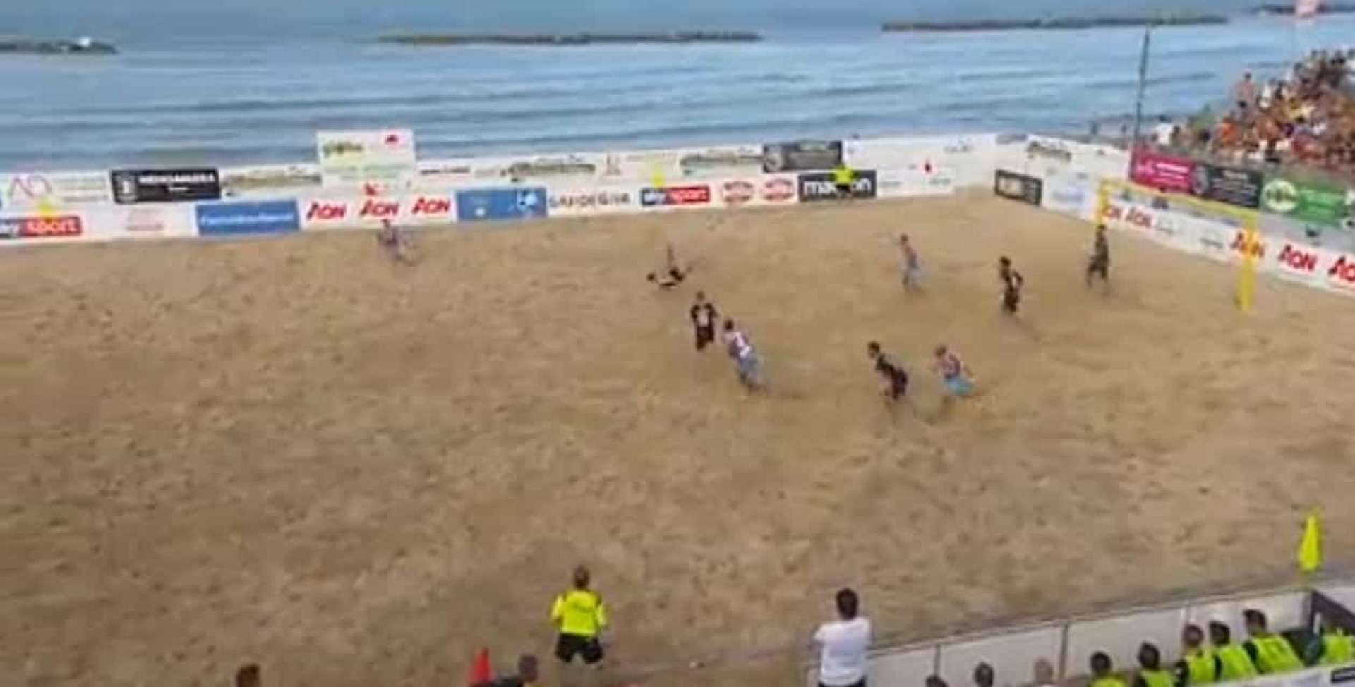 A fantástica 'chilena' no futebol de praia que apaixona os cibernautas