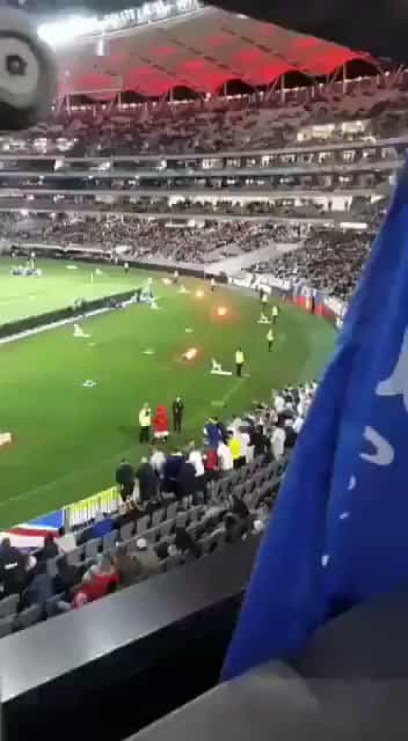 Mascote do United provoca adeptos do Leeds e... leva banho