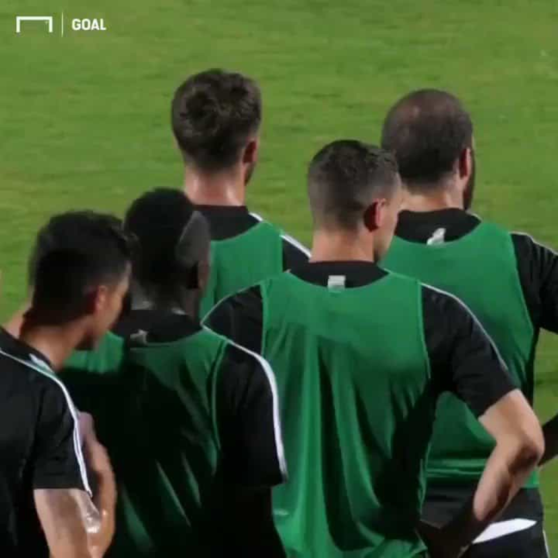 Adepto invade treino da Juve e Ronaldo vai... 'para cima' da segurança