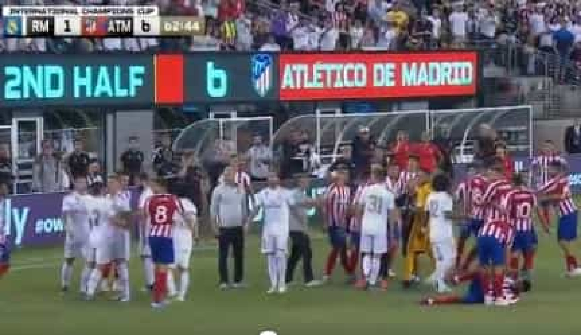 Diego Costa e Carvajal perdem a cabeça e acabam... na 'rua'