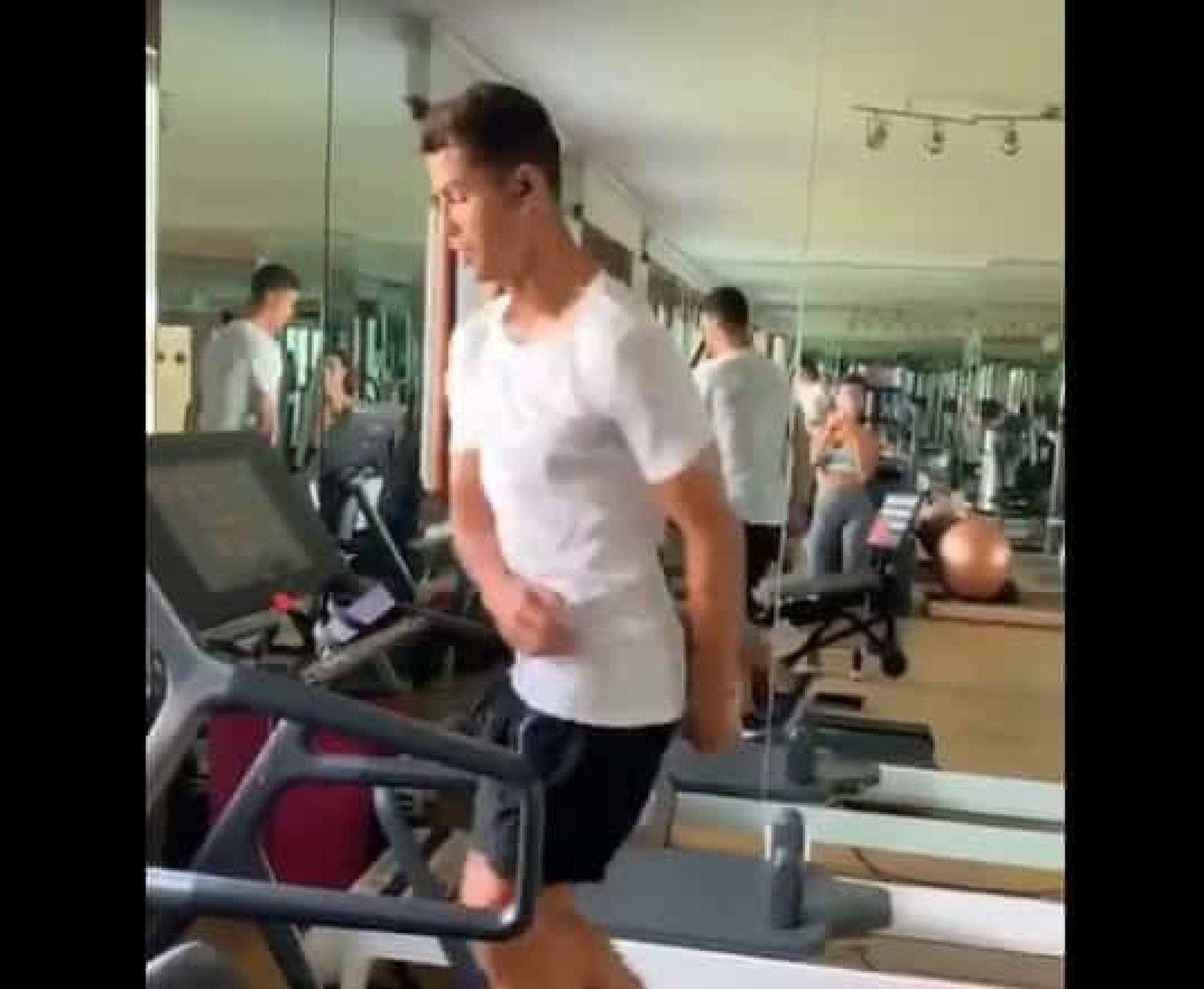 Ronaldo chegou a casa, mas nem por isso meteu folga