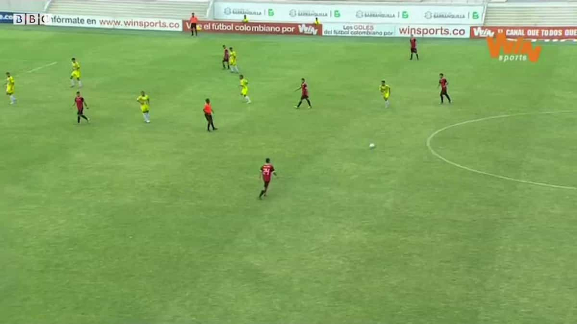Jogador passa por meia equipa e marca golo a fazer lembrar Maradona
