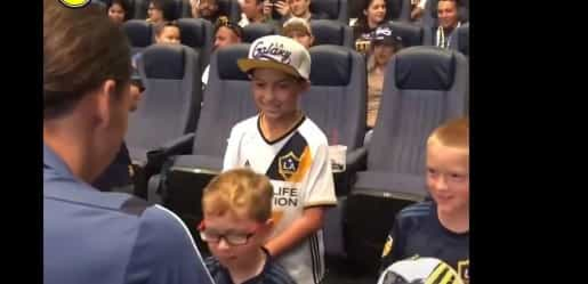Ibrahimovic recebe pergunta inesperada em sessão de autógrafos