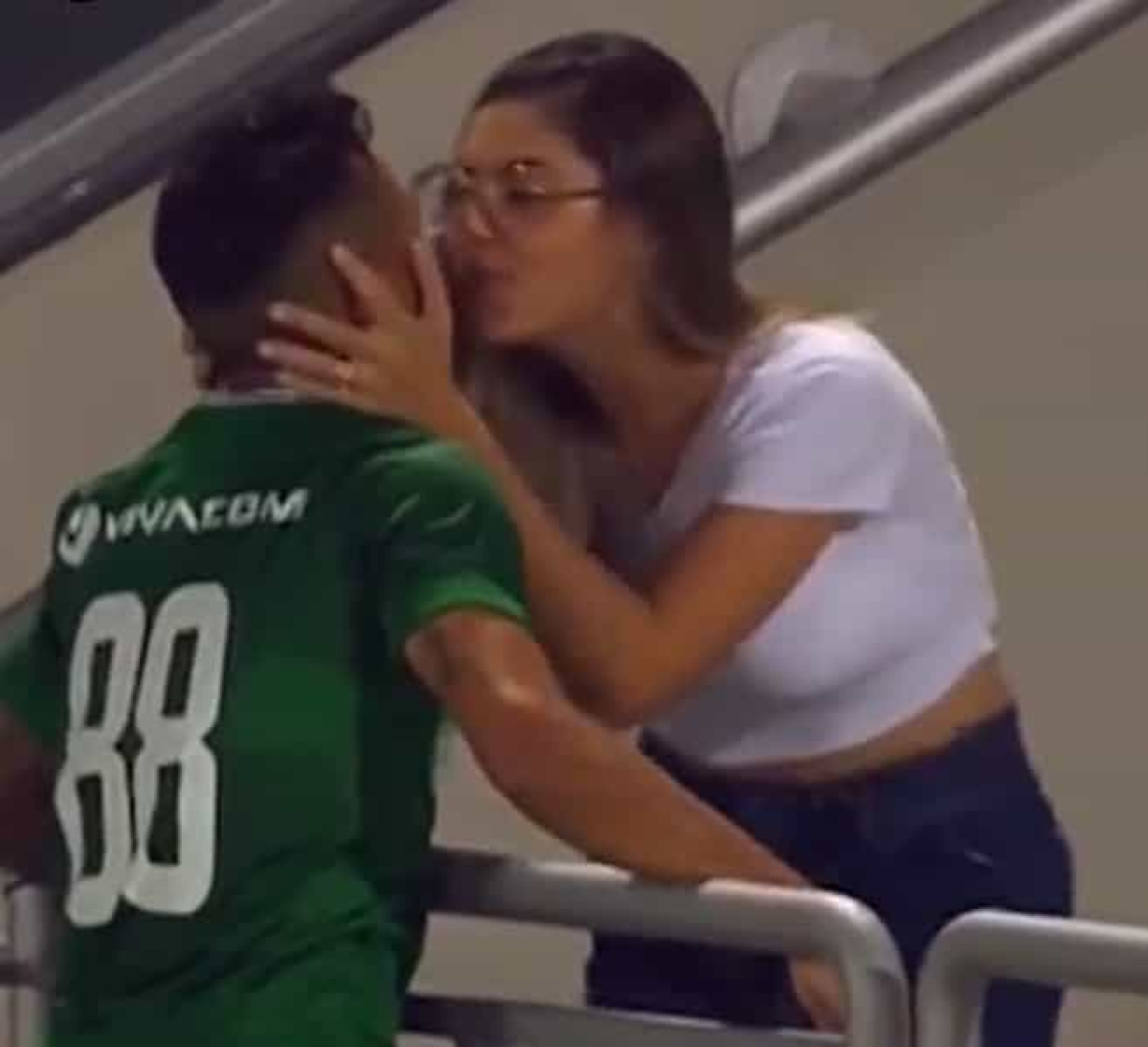 Wanderson marcou, foi beijar a mulher e o momento seguinte foi hilariante