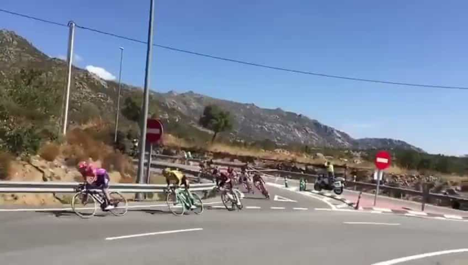Ciclista sai ileso de queda arrepiante durante a Vuelta
