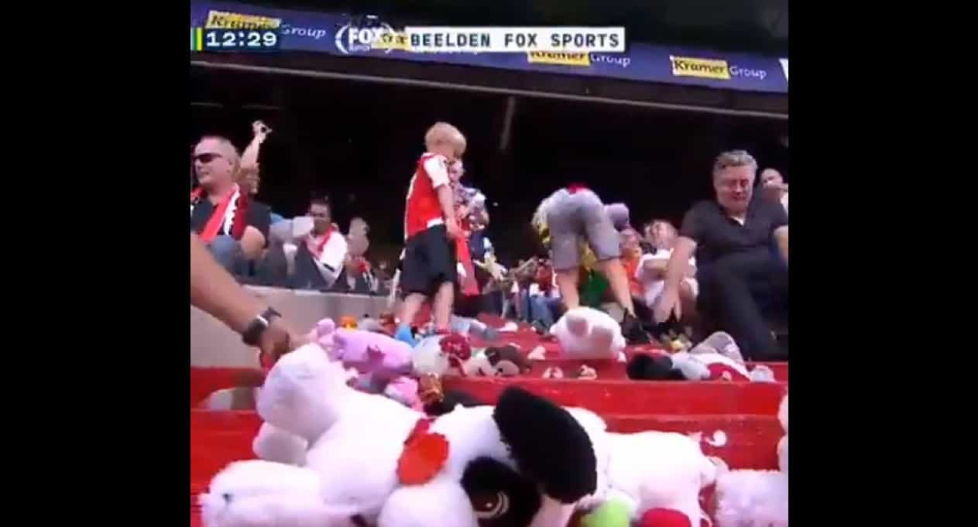 Jogo na Holanda foi interrompido por culpa de uma chuva de peluches