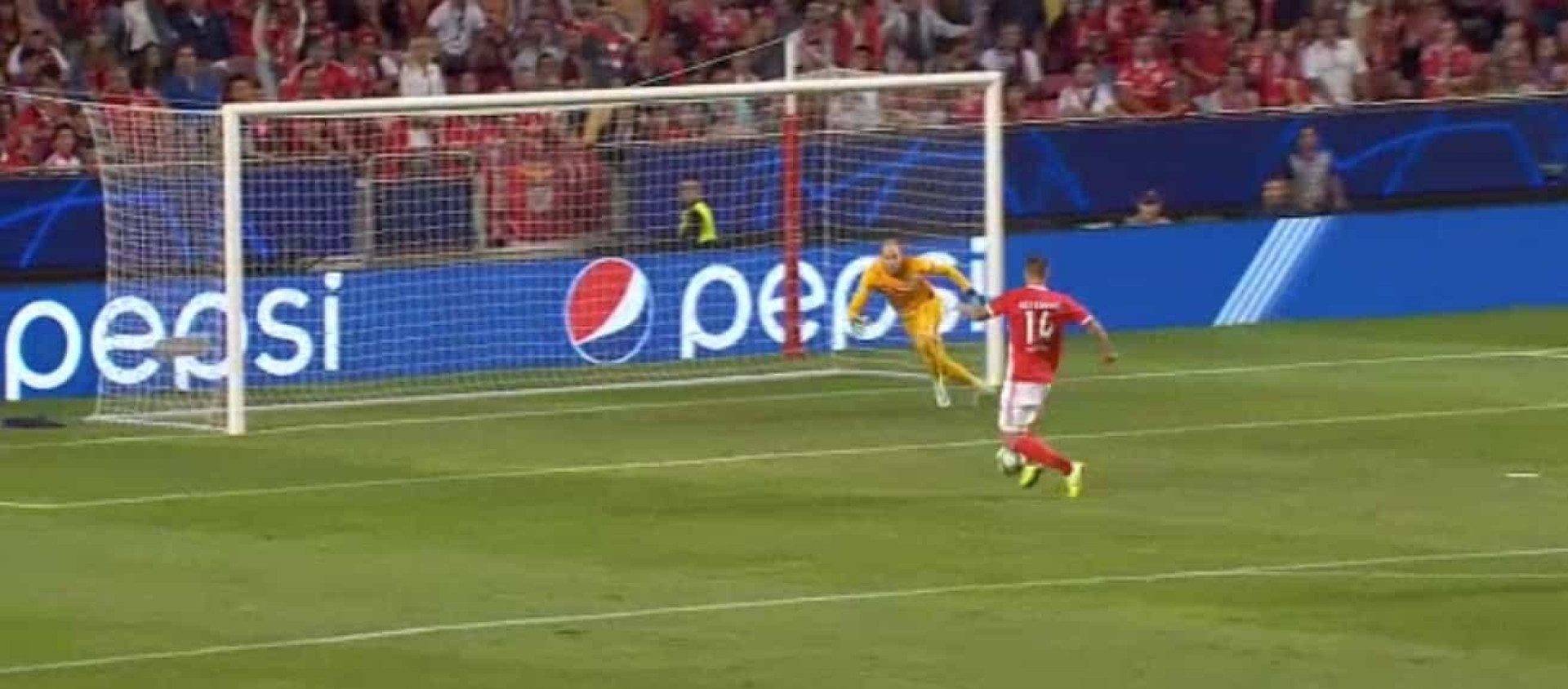 Seferovic marcou e mandou calar a Luz