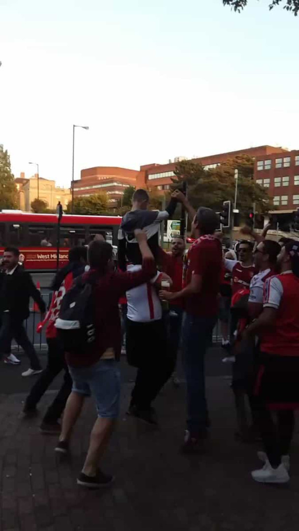 Gesto de adeptos do Braga com menino do Wolves tornou-se viral