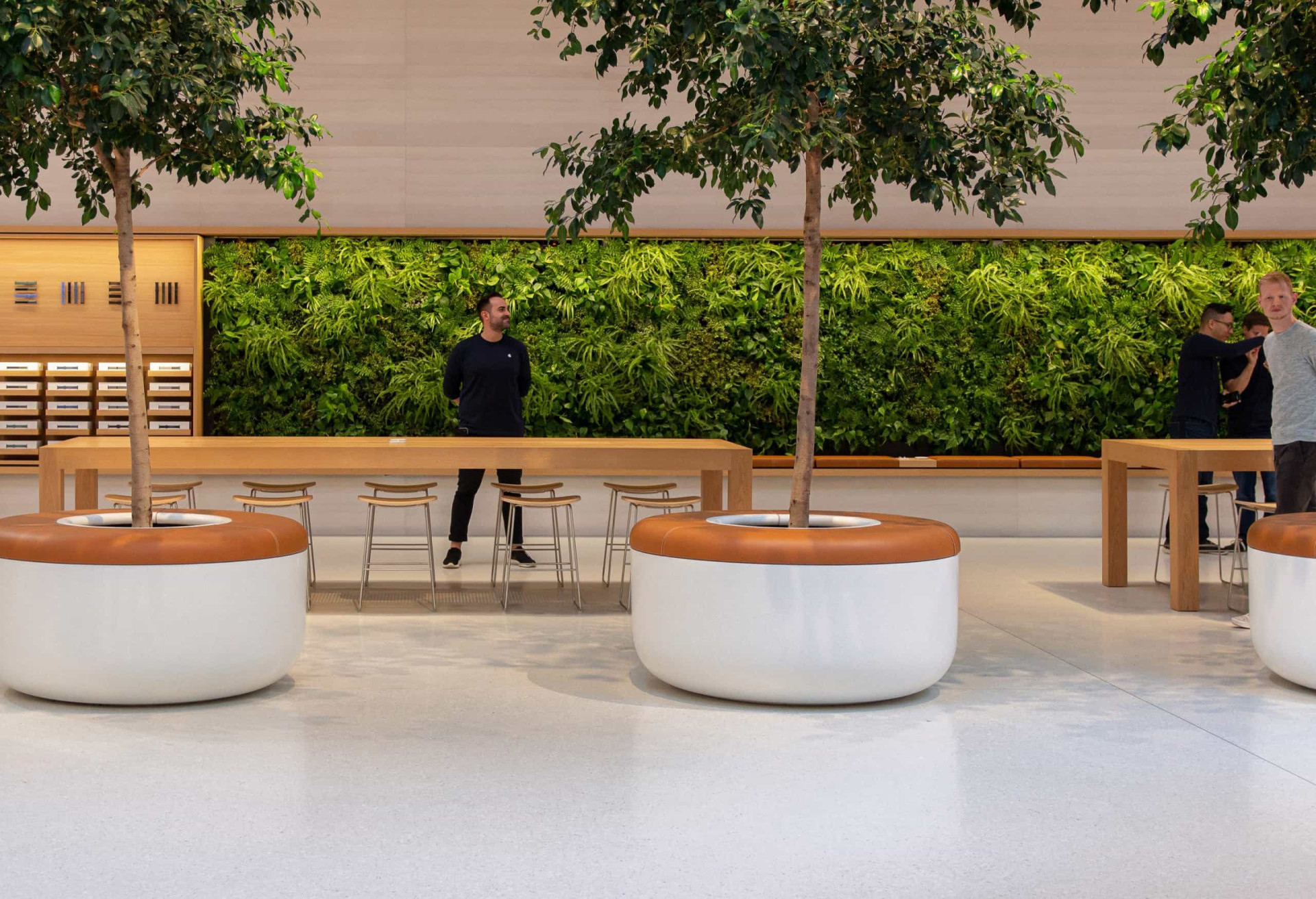 A icónica loja da Apple em Nova Iorque já reabriu. Veja as fotografias