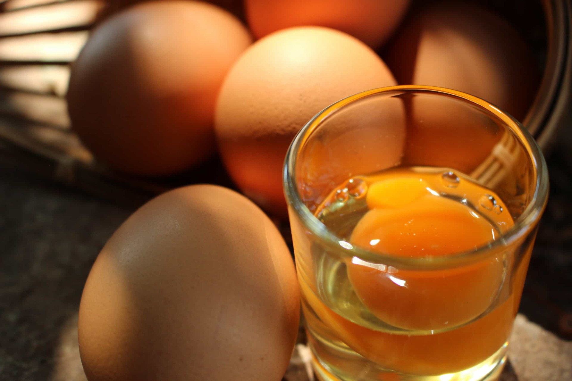 Пить сырые яйца натощак. Сырое яйцо. Питье сырых яиц. Пить сырые яйца полезно.