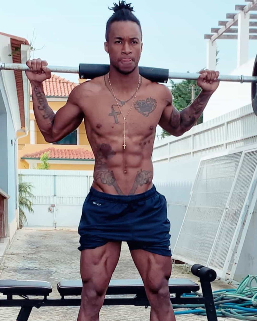 Yannick Djaló exibe corpo tonificado durante a quarentena