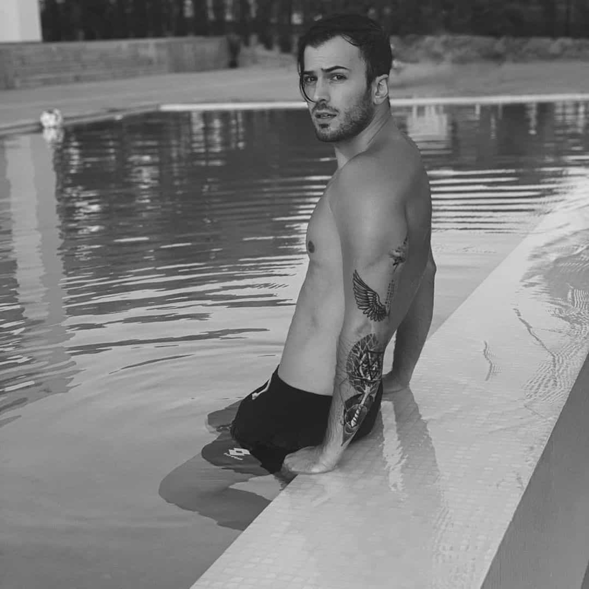 David Carreira e Carolina Carvalho aquecem Instagram com fotos na piscina