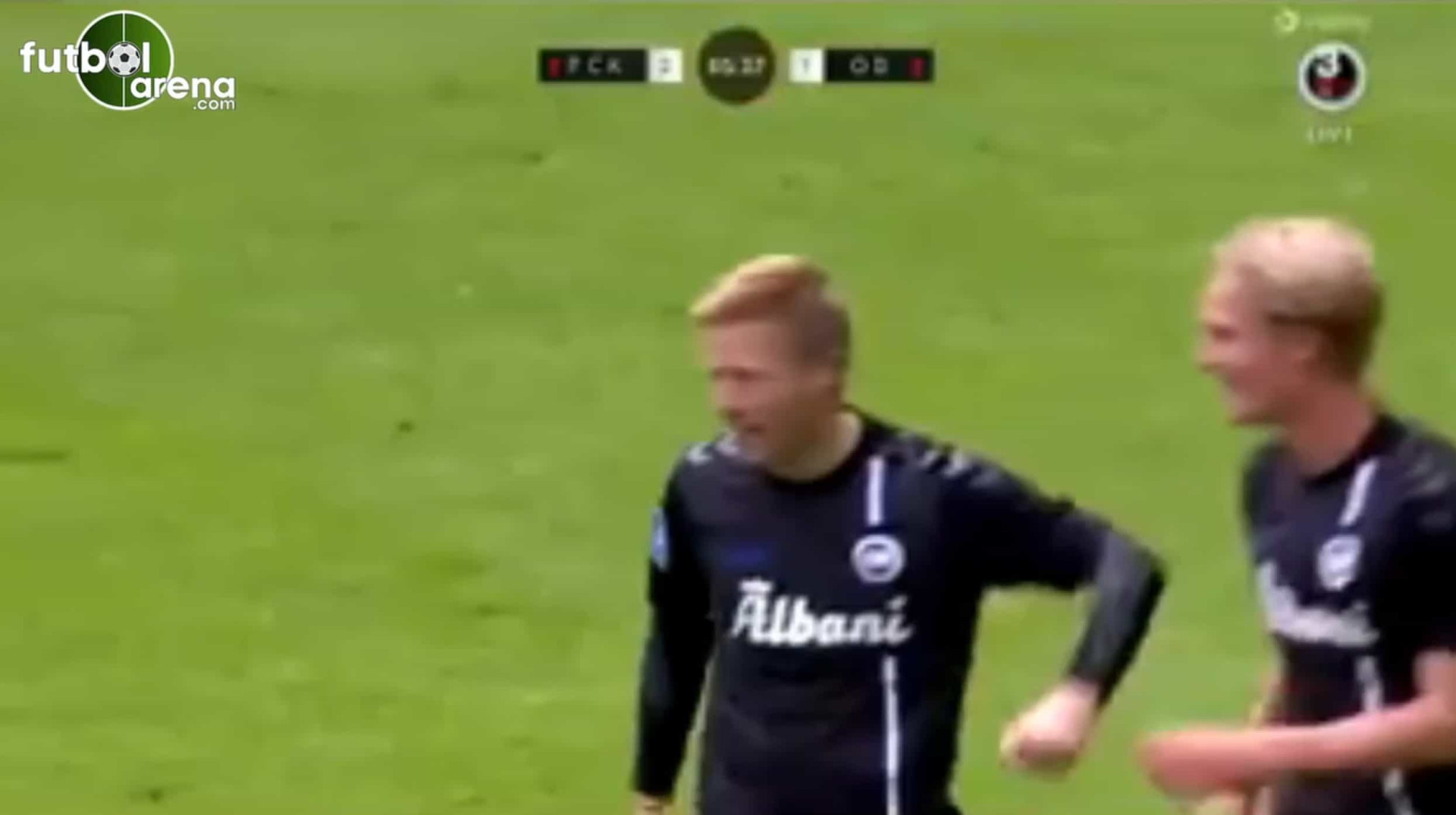 Aos 40 anos, adjunto do Odense entra em campo e marca golaço
